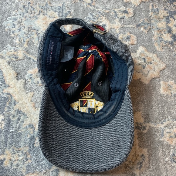 Tommy Hilfiger Gray Herringbone Cap with Crest - Picture 2 of 3